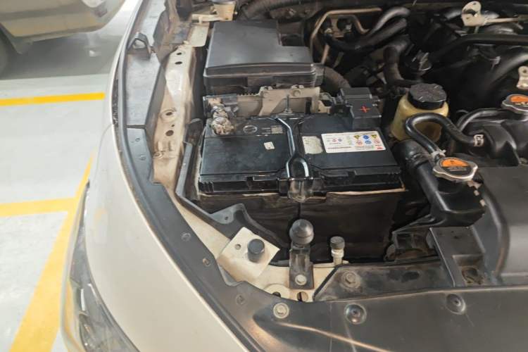 Used Infiniti QX80 2013 5.6L 4WD Engine Bay Right