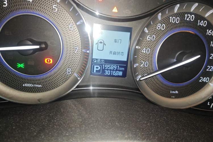 Used Infiniti QX80 2013 5.6L 4WD Odometer Close Up