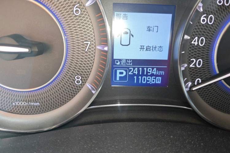 Used Infiniti QX80 2013 5.6L 4WD Odometer Close Up