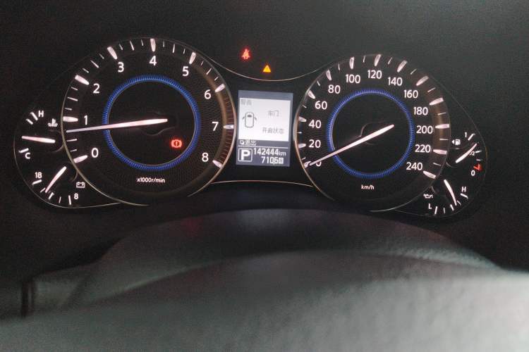 Used Infiniti QX80 2013 5.6L 4WD Odometer Close Up