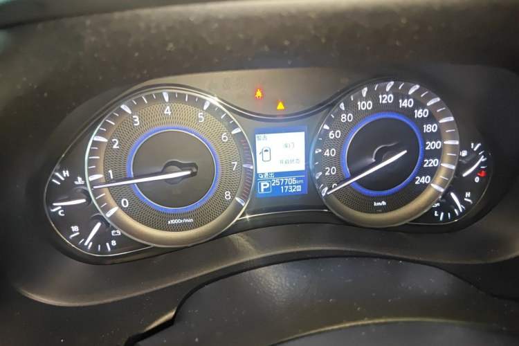 Used Infiniti QX80 2013 5.6L 4WD Odometer Close Up