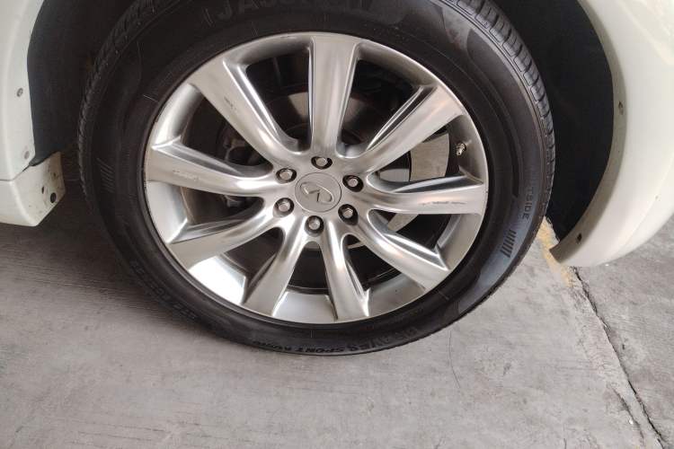 Used Infiniti QX80 2013 5.6L 4WD Right Front Wheel Hub