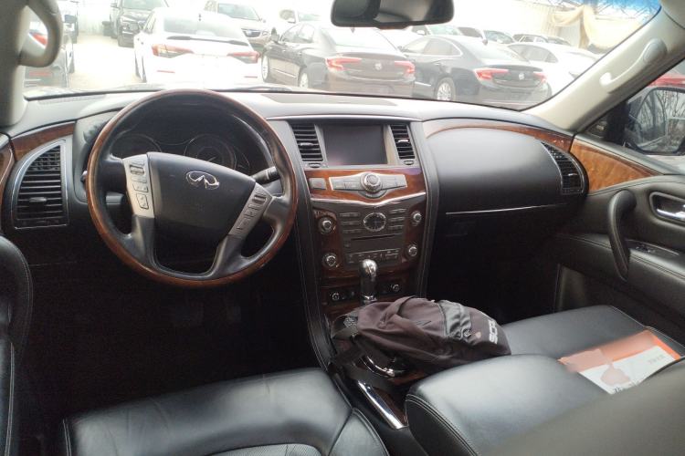 Used Infiniti QX80 2016 5.6L 4WD Center Console