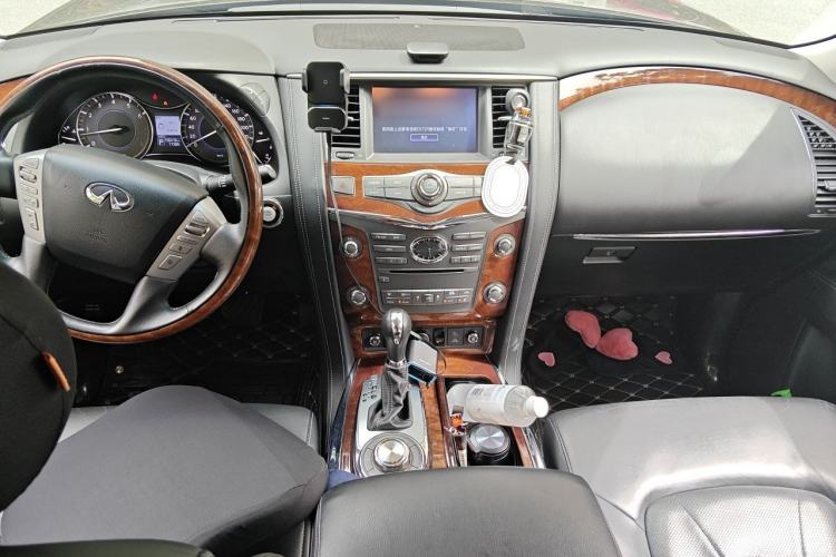 Used Infiniti QX80 2016 5.6L 4WD Center Console