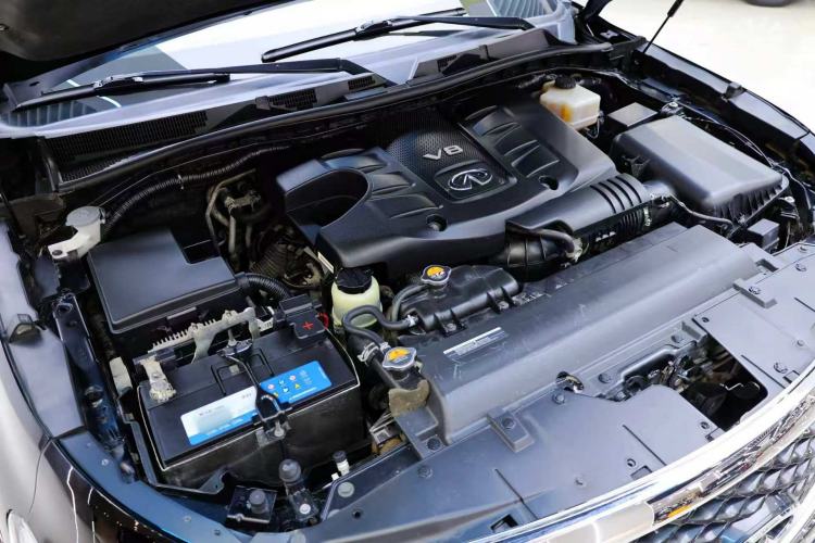 Used Infiniti QX80 2016 5.6L 4WD Engine Bay