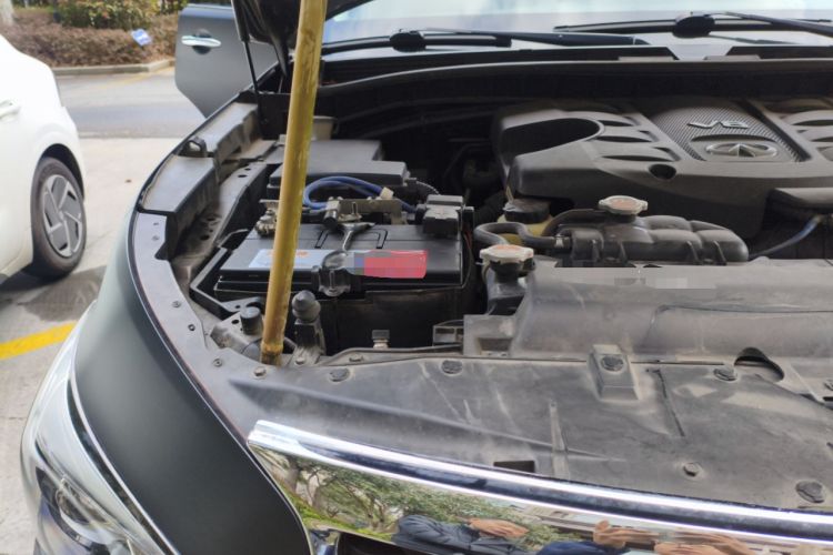 Used Infiniti QX80 2016 5.6L 4WD Engine Bay Right