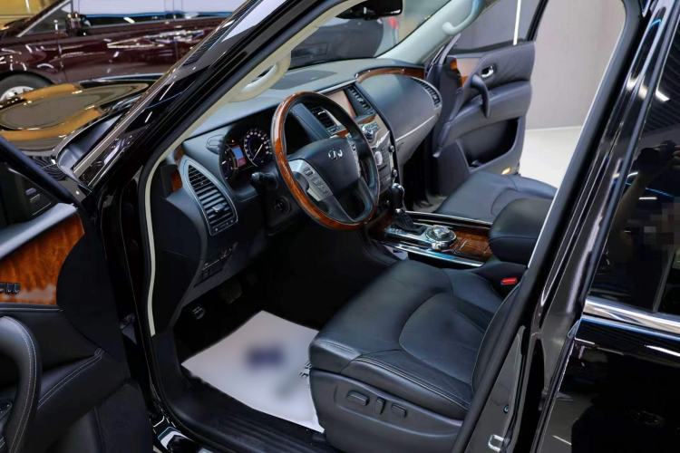 Used Infiniti QX80 2016 5.6L 4WD Interior 1
