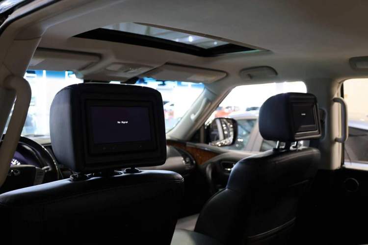 Used Infiniti QX80 2016 5.6L 4WD Interior 12