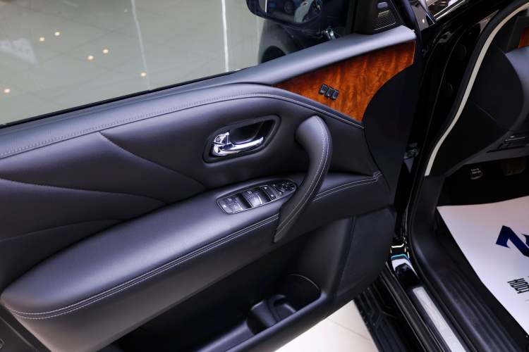 Used Infiniti QX80 2016 5.6L 4WD Interior 2