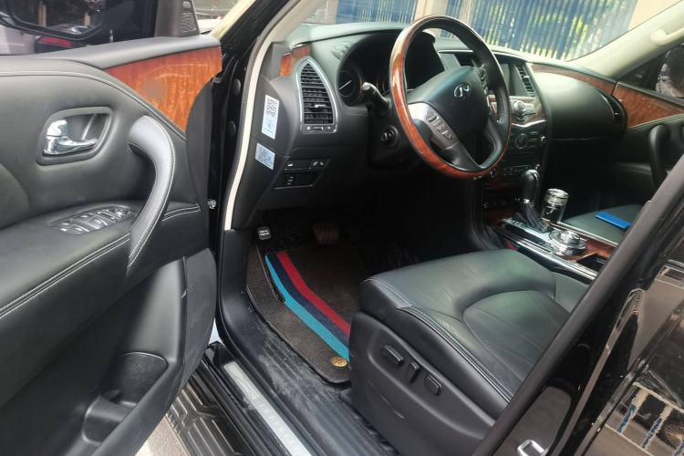 Used Infiniti QX80 2016 5.6L 4WD Interior 3