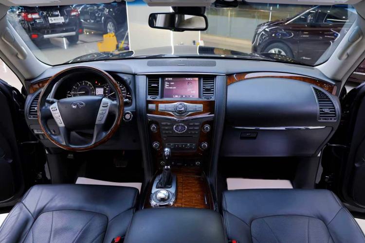 Used Infiniti QX80 2016 5.6L 4WD Interior 3