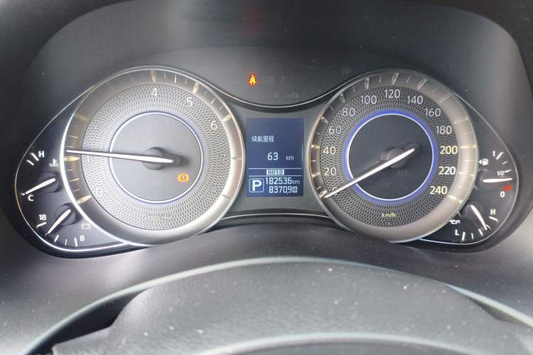 Used Infiniti QX80 2016 5.6L 4WD Odometer Close Up