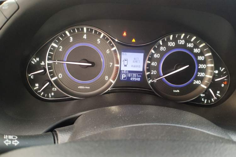 Used Infiniti QX80 2016 5.6L 4WD Odometer Close Up