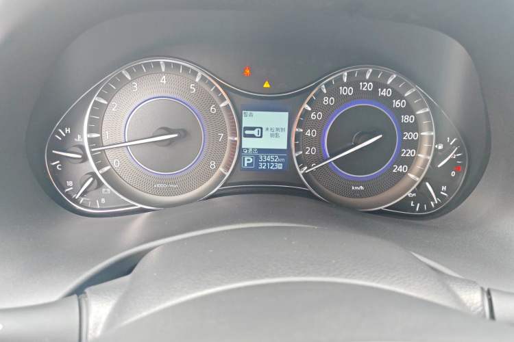 Used Infiniti QX80 2016 5.6L 4WD Odometer Close Up