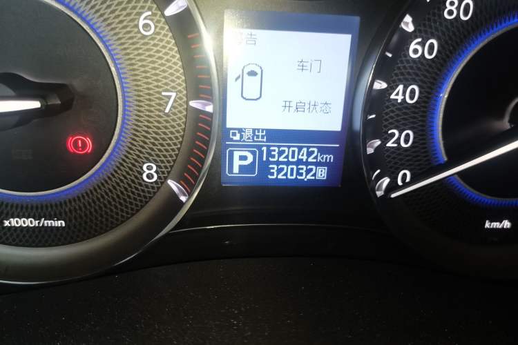 Used Infiniti QX80 2016 5.6L 4WD Odometer Close Up