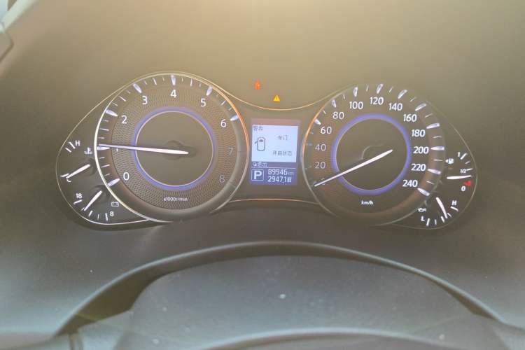Used Infiniti QX80 2016 5.6L 4WD Odometer Close Up