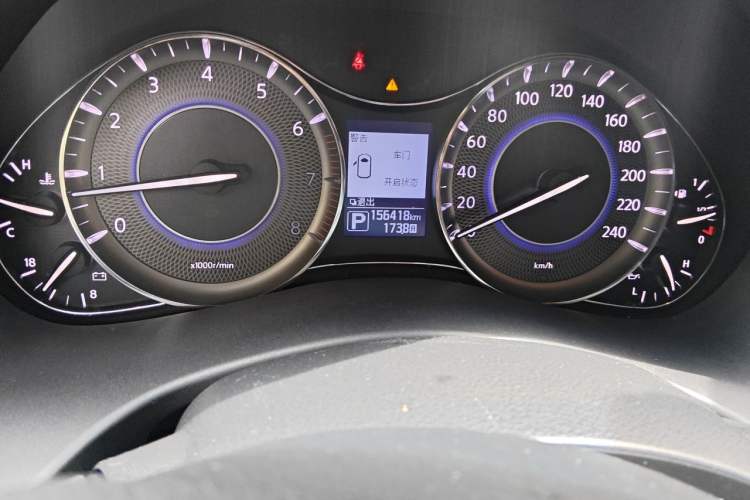 Used Infiniti QX80 2016 5.6L 4WD Odometer Close Up