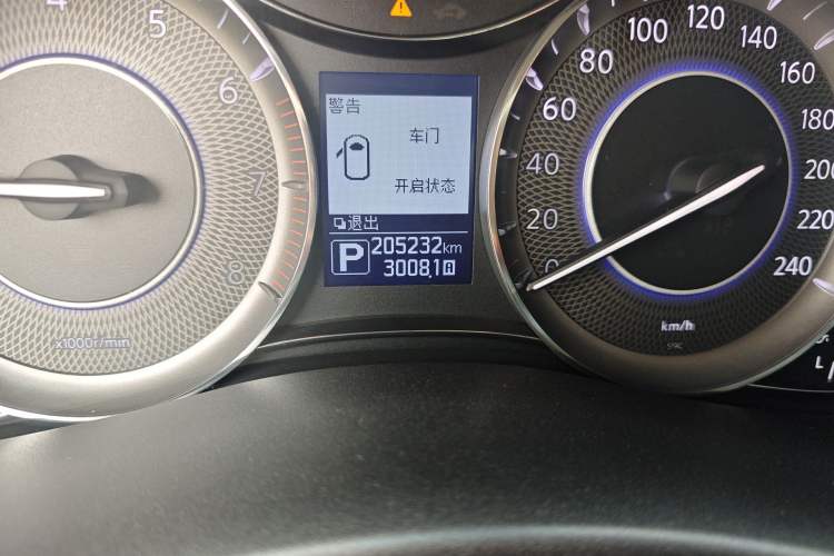 Used Infiniti QX80 2016 5.6L 4WD Odometer Close Up