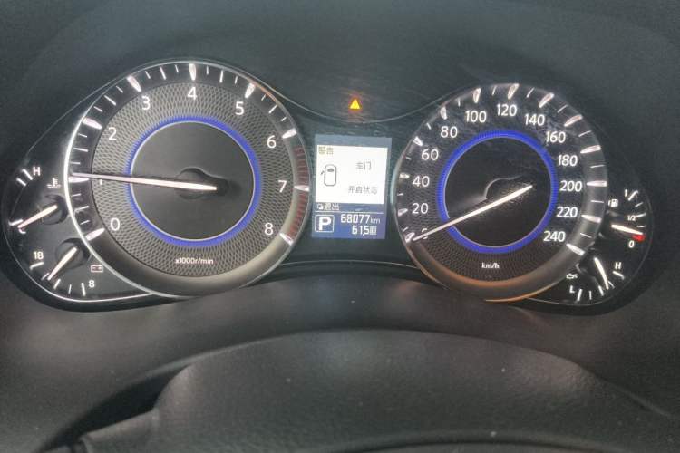 Used Infiniti QX80 2016 5.6L 4WD Odometer Close Up