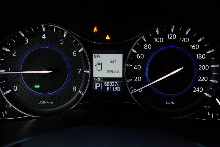 Used Infiniti QX80 2016 5.6L 4WD Odometer Close Up