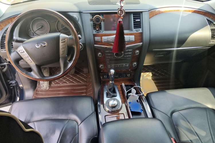 Used Infiniti QX80 2016 5.6L 4WD Center Console