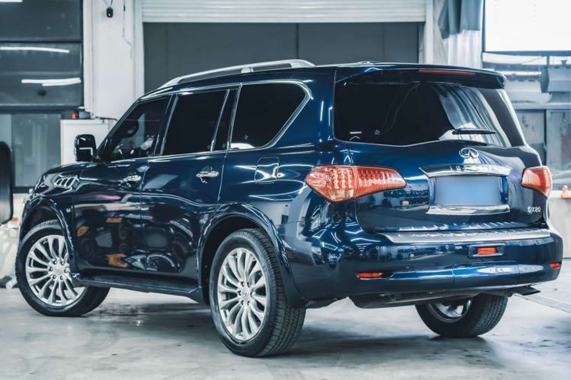 Used Infiniti QX80 2016 5.6L 4WD Exterior 3