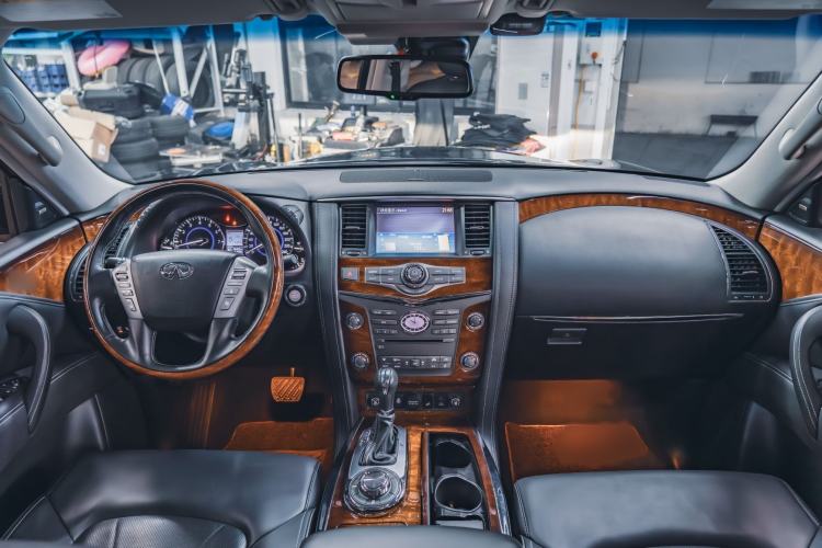 Used Infiniti QX80 2016 5.6L 4WD Interior 1