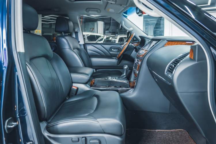 Used Infiniti QX80 2016 5.6L 4WD Interior 10
