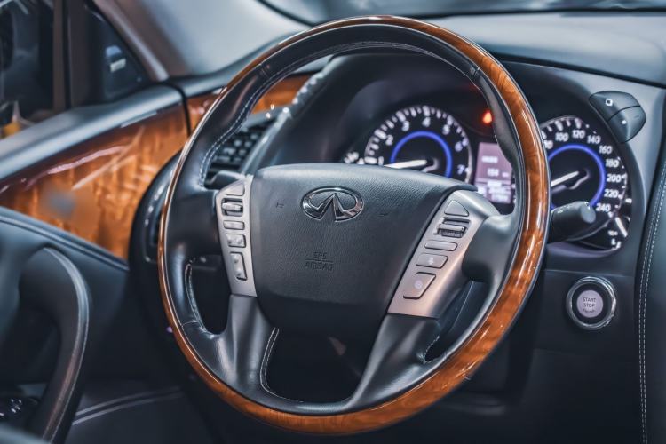 Used Infiniti QX80 2016 5.6L 4WD Interior 2