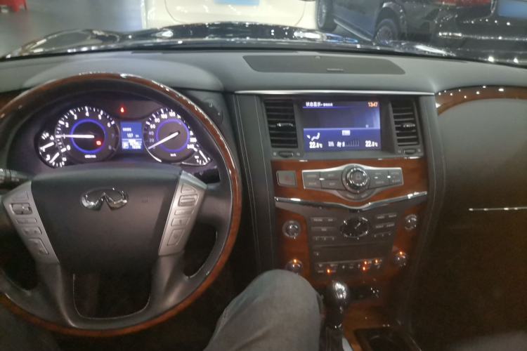 Used Infiniti QX80 2016 5.6L 4WD Interior 2