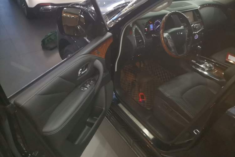 Used Infiniti QX80 2016 5.6L 4WD Interior 3