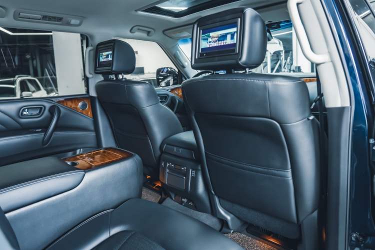 Used Infiniti QX80 2016 5.6L 4WD Interior 4