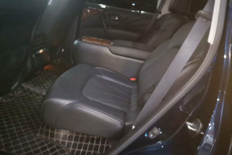 Used Infiniti QX80 2016 5.6L 4WD Interior 4
