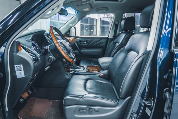 Used Infiniti QX80 2016 5.6L 4WD Interior 5