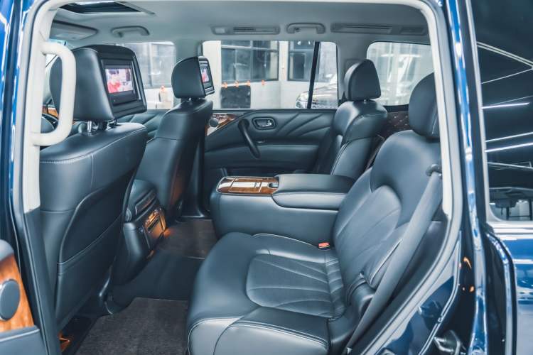 Used Infiniti QX80 2016 5.6L 4WD Interior 7