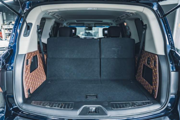 Used Infiniti QX80 2016 5.6L 4WD Interior 8
