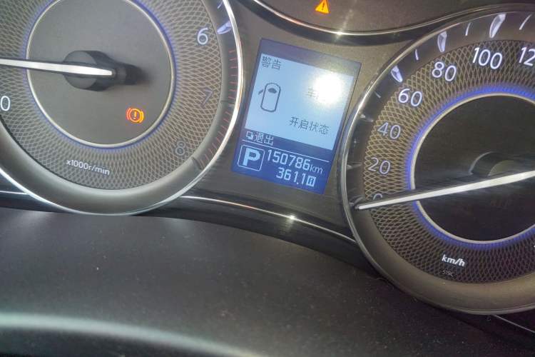 Used Infiniti QX80 2016 5.6L 4WD Odometer Close Up