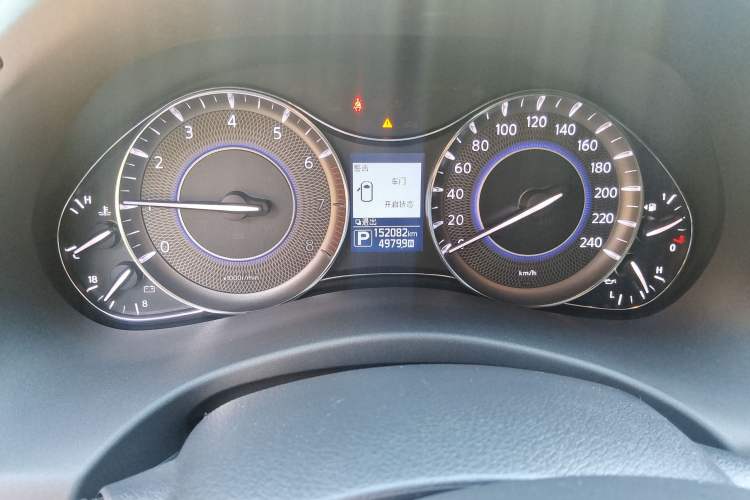 Used Infiniti QX80 2016 5.6L 4WD Odometer Close Up