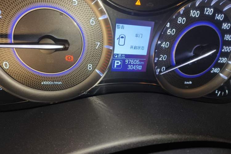 Used Infiniti QX80 2016 5.6L 4WD Odometer Close Up
