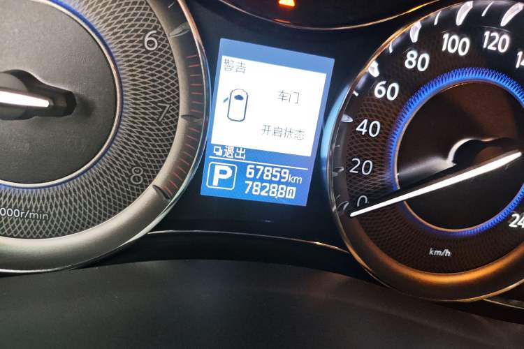 Used Infiniti QX80 2016 5.6L 4WD Odometer Close Up