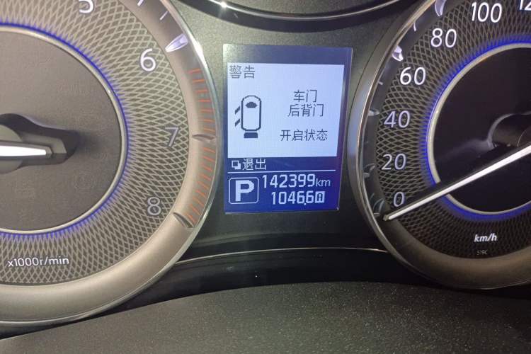 Used Infiniti QX80 2016 5.6L 4WD Odometer Close Up