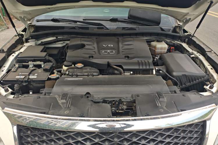 Used Infiniti QX80 2016 5.6L 4WD Engine Bay