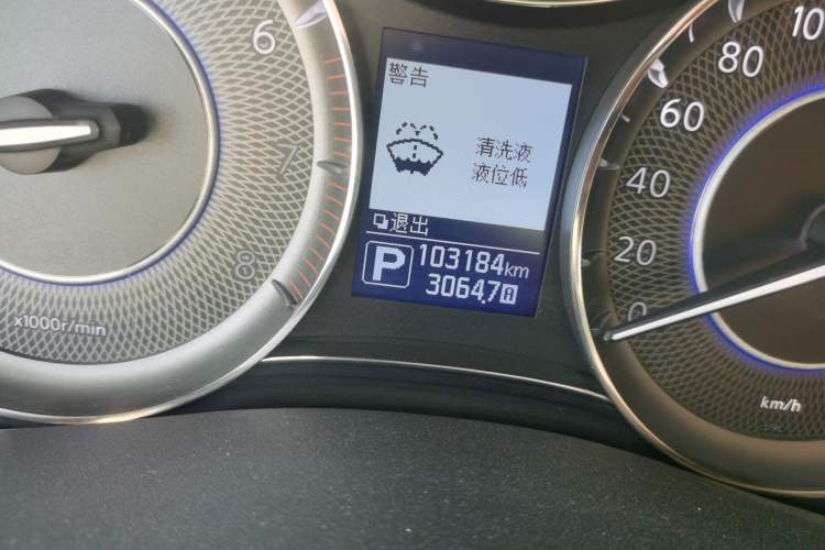 Used Infiniti QX80 2016 5.6L 4WD Odometer Close Up