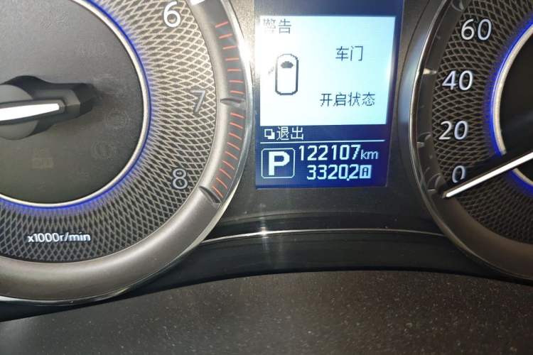 Used Infiniti QX80 2016 5.6L 4WD Odometer Close Up