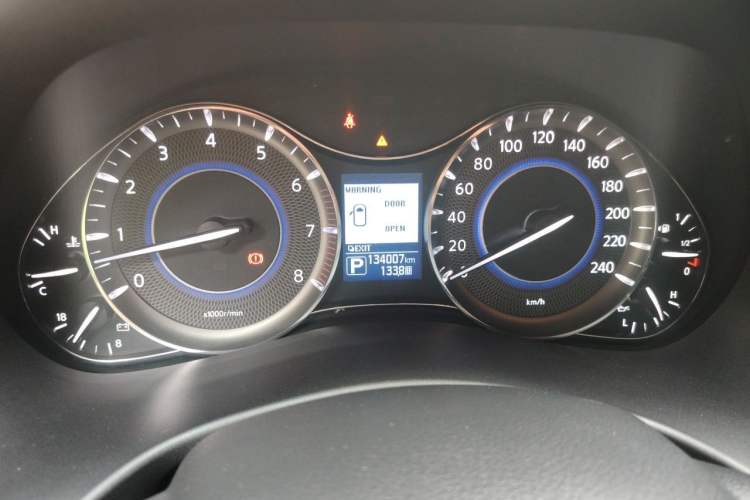 Used Infiniti QX80 2016 5.6L 4WD Odometer Close Up