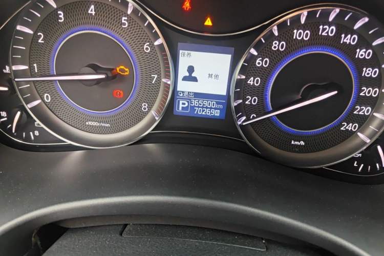 Used Infiniti QX80 2016 5.6L 4WD Odometer Close Up