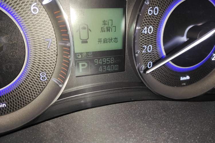 Used Infiniti QX80 2016 5.6L 4WD Odometer Close Up