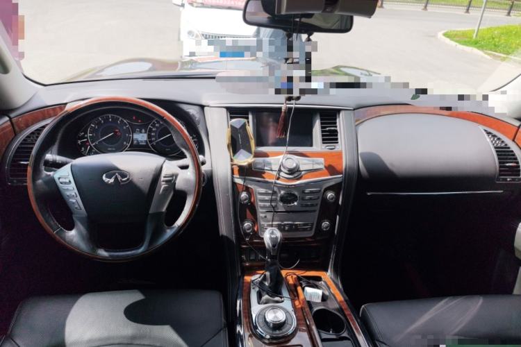 Used Infiniti QX80  Center Console