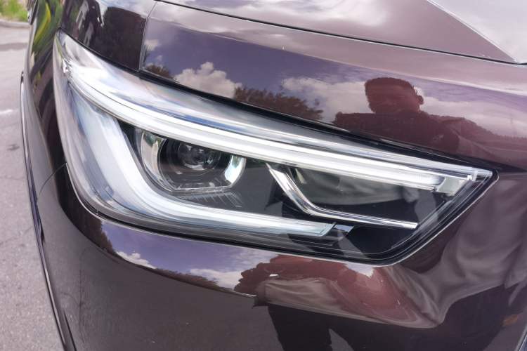 Used Infiniti QX80  Right Front Headlight