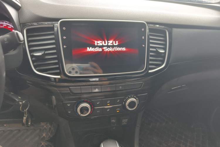 Used Isuzu D-MAX 2022 2.5T Four-Wheel Drive Automatic Diesel Ultra-Luxury Extended Version JE4D25Q6A Audio And AC Panel
